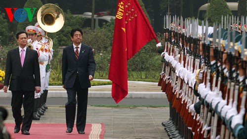 Prime Minister leaves for official visit to Japan - ảnh 1